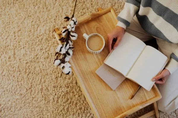 Construire un book nook : quand l'assemblage devient art 1 Construire un book nook